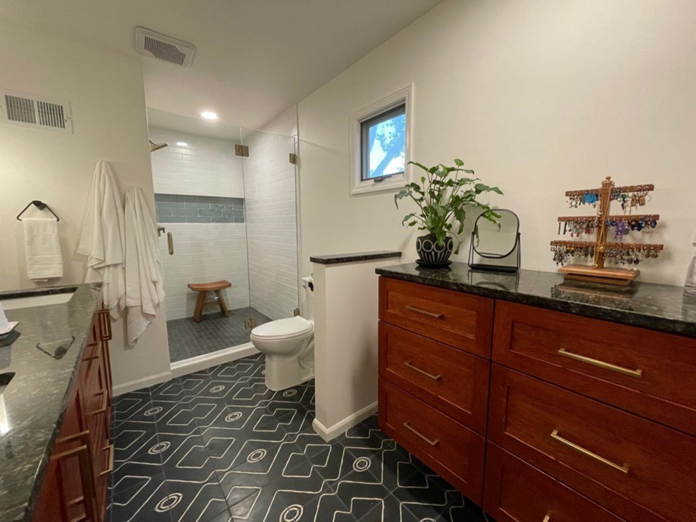 Idéer för mellanstora minimalistiska en-suite badrum, med luckor med infälld panel, skåp i mellenmörkt trä, en dusch i en alkov, en toalettstol med hel cisternkåpa, vit kakel, vita väggar, cementgolv, ett undermonterad handfat och dusch med gångjärnsdörr