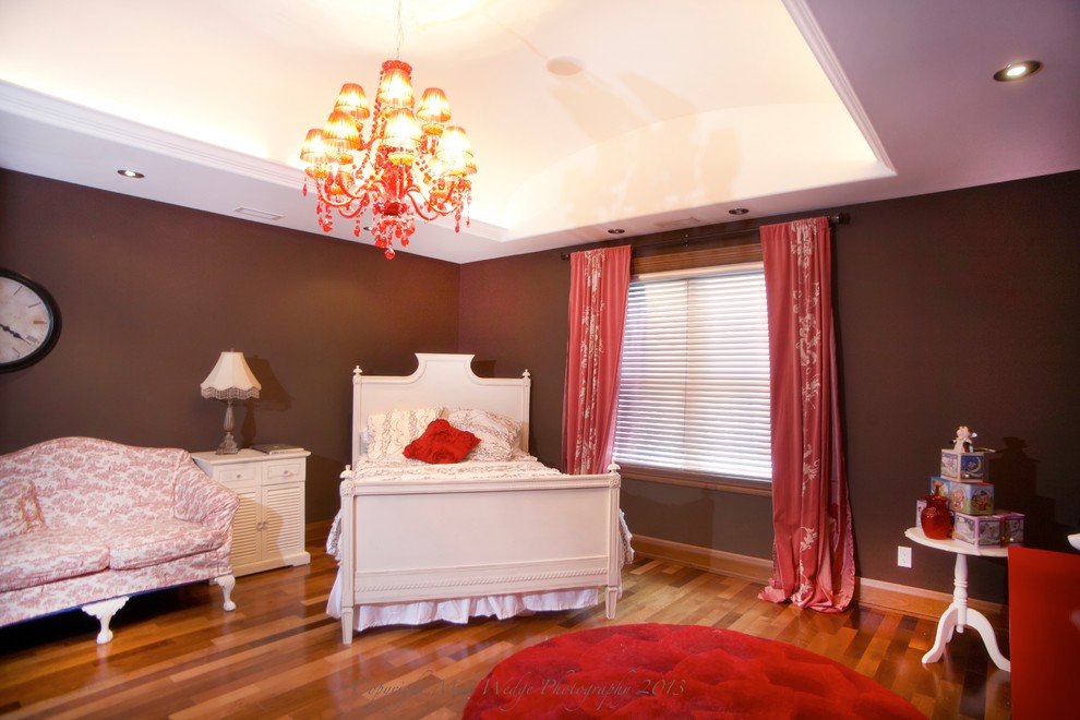 Imagen de dormitorio bohemio de tamaño medio sin chimenea con paredes marrones y suelo de madera clara