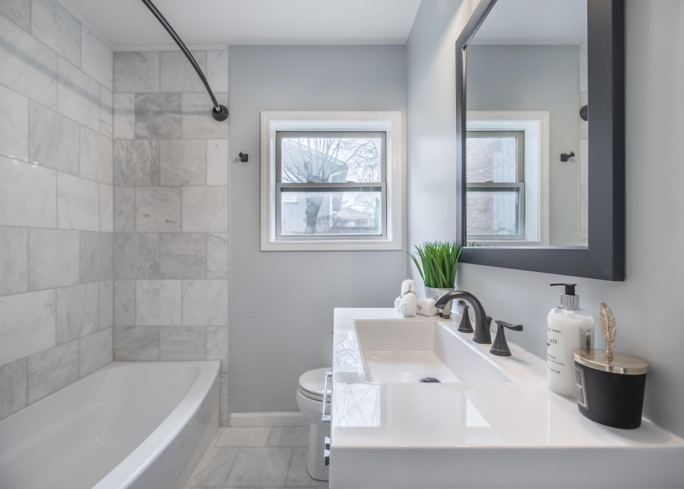 Inredning av ett modernt mellanstort vit vitt en-suite badrum, med skåp i shakerstil, grå skåp, ett badkar i en alkov, en dusch/badkar-kombination, grå kakel, stenkakel, grå väggar, klinkergolv i porslin, ett integrerad handfat, grått golv, dusch med duschdraperi och en toalettstol med separat cisternkåpa