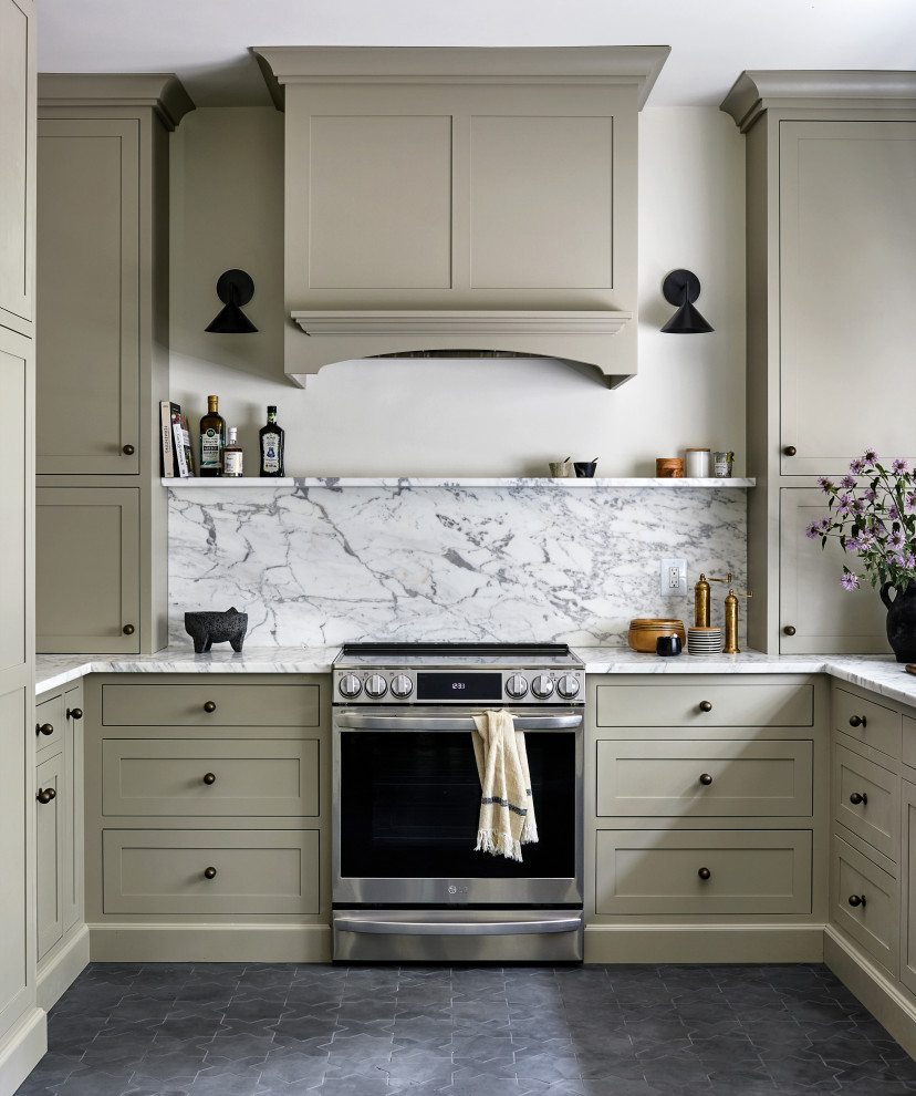 Inredning av ett klassiskt vit vitt kök, med en undermonterad diskho, luckor med infälld panel, beige skåp, marmorbänkskiva, vitt stänkskydd, stänkskydd i marmor, rostfria vitvaror, betonggolv och svart golv