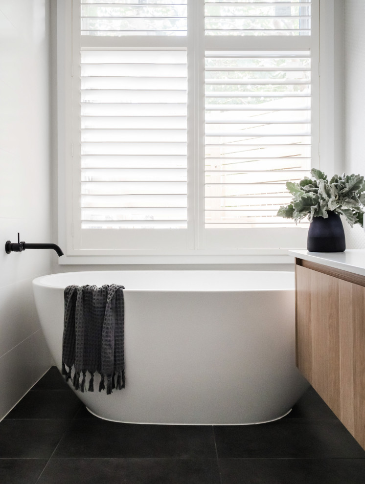 Contemporary bathroom in Melbourne.