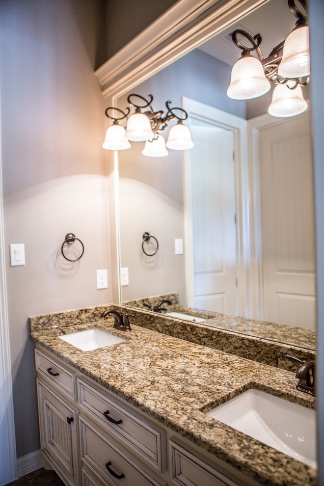 Example of a mountain style home design design in Houston