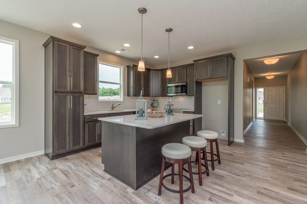 Kitchen - transitional kitchen idea