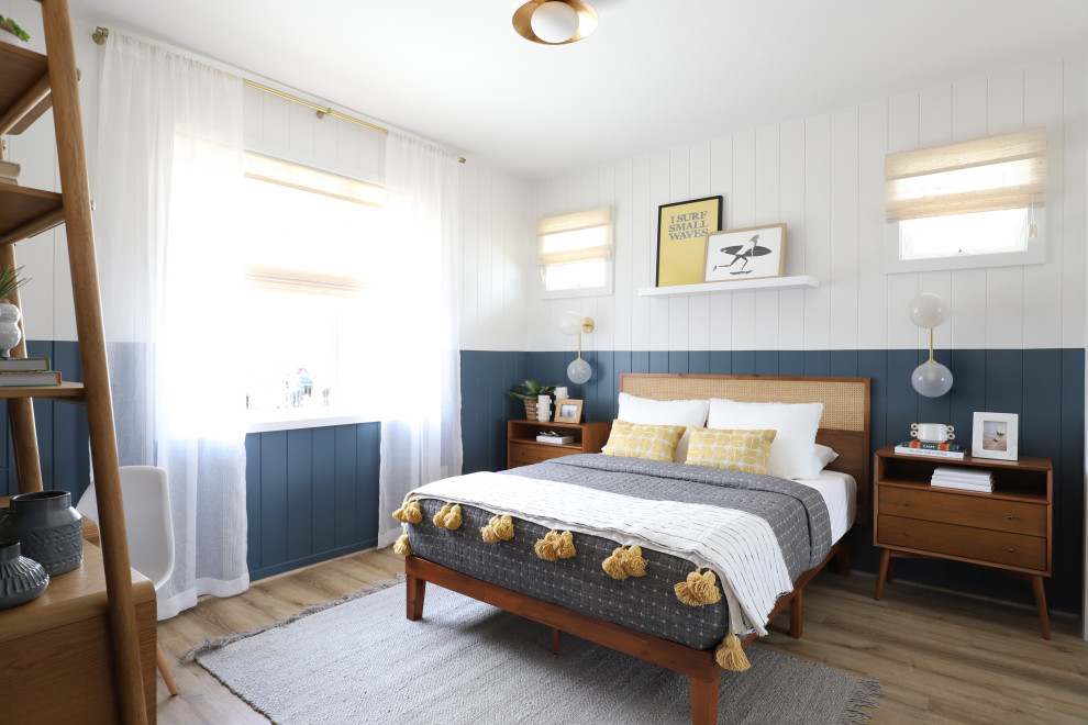 Пример оригинального дизайна: спальня в морском стиле с светлым паркетным полом, бежевым полом, стенами из вагонки и синими стенами