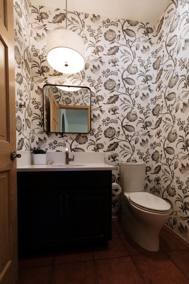 Exempel på ett litet modernt vit vitt toalett, med skåp i mörkt trä, en toalettstol med hel cisternkåpa, flerfärgade väggar, klinkergolv i terrakotta, ett undermonterad handfat och orange golv