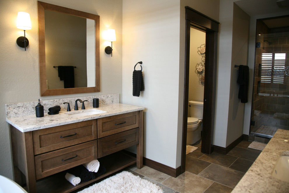 Cette image montre une grande salle de bain principale traditionnelle en bois brun avec un placard à porte shaker, une baignoire indépendante, un carrelage marron, du carrelage en ardoise, un plan de toilette en quartz modifié, un plan de toilette blanc, meuble double vasque et meuble-lavabo sur pied.
