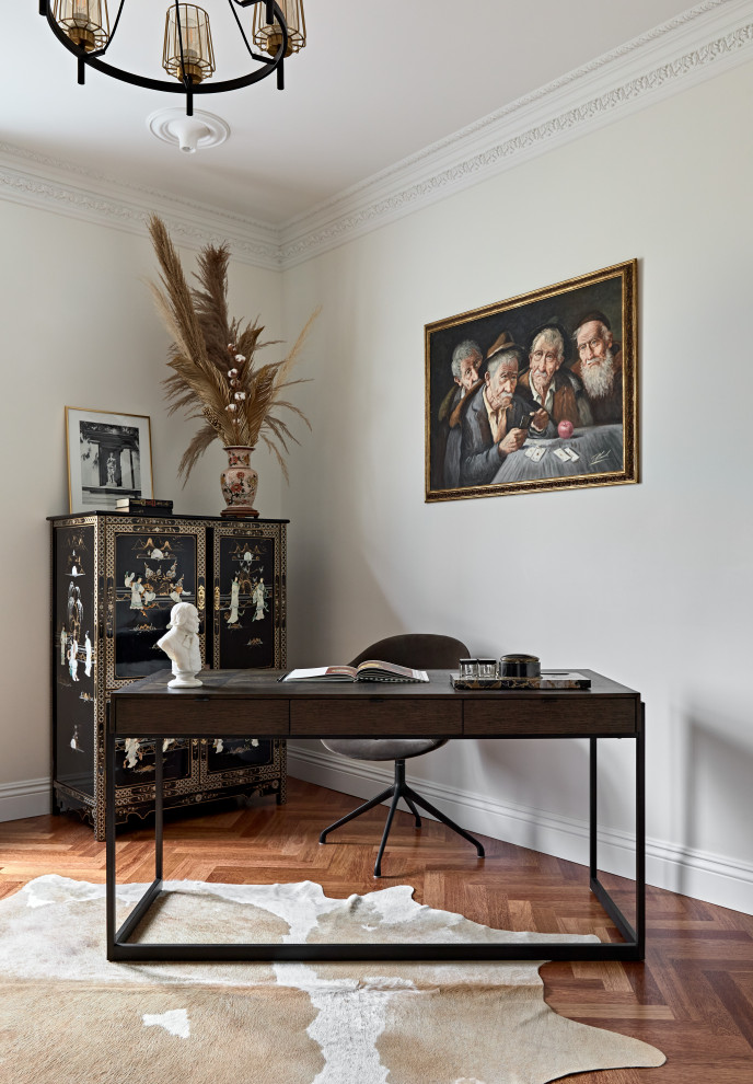 サンクトペテルブルクにある高級な広いトランジショナルスタイルのおしゃれなホームオフィス・書斎 (ライブラリー、白い壁、無垢フローリング、自立型机、茶色い床) の写真
