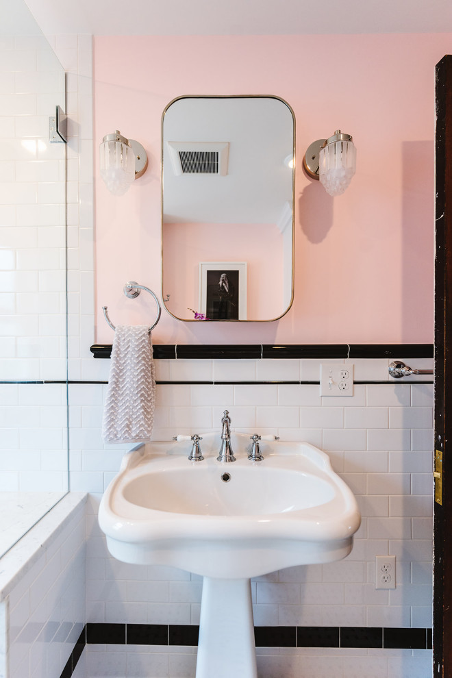 Стильный дизайн: маленькая главная ванная комната в викторианском стиле с открытым душем, биде, черно-белой плиткой, плиткой кабанчик, розовыми стенами, полом из керамогранита, раковиной с пьедесталом, душем с распашными дверями и сиденьем для душа для на участке и в саду - последний тренд