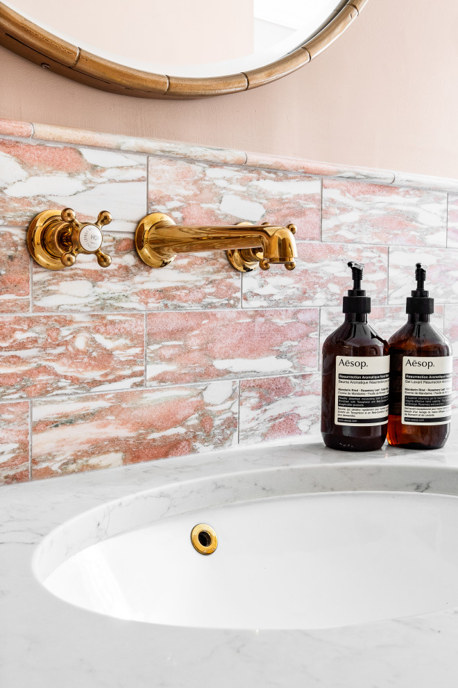 Idéer för ett mellanstort modernt flerfärgad en-suite badrum, med ett fristående badkar, en dusch/badkar-kombination, rosa kakel, rosa väggar, mosaikgolv, ett nedsänkt handfat, granitbänkskiva och rosa golv