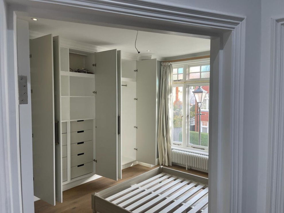 Inspiration pour une grande chambre parentale vintage avec un mur gris, parquet clair et un sol blanc.