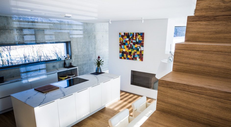 Offene Küche mit moderner Kücheninsel