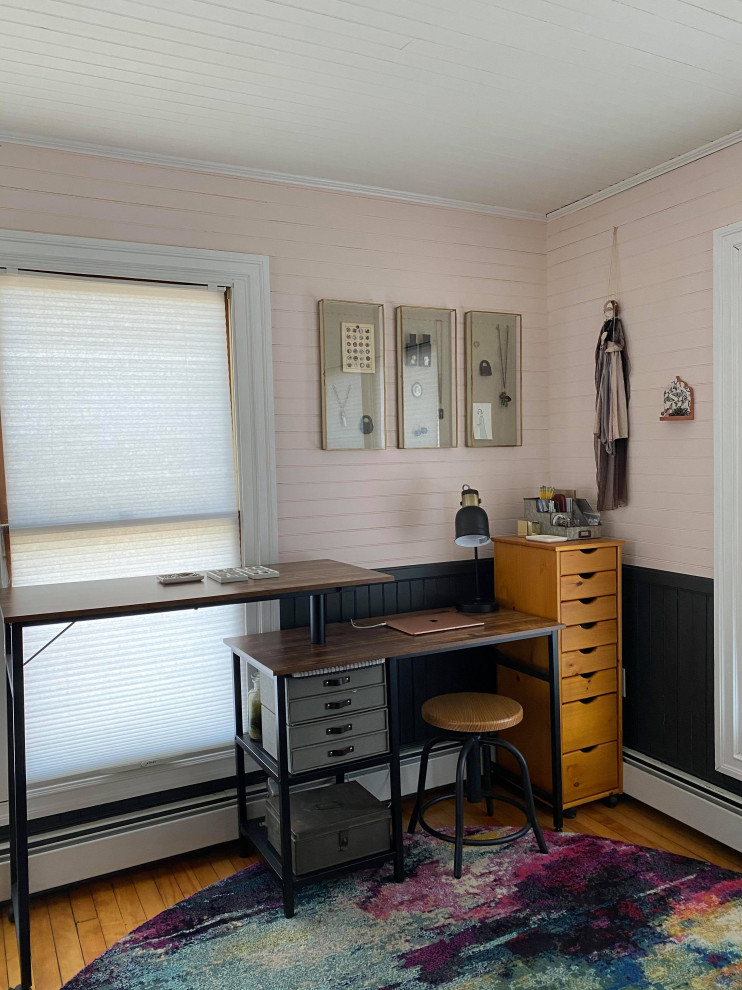 На фото: маленькая домашняя мастерская в стиле лофт с розовыми стенами, паркетным полом среднего тона, отдельно стоящим рабочим столом, деревянным потолком и деревянными стенами для на участке и в саду