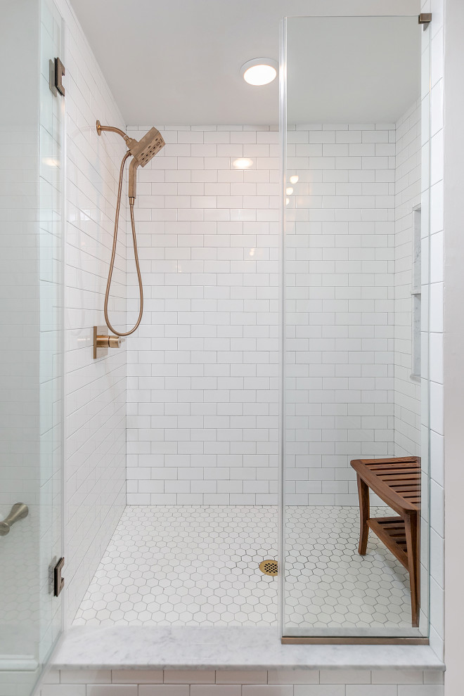 Idéer för mellanstora vintage badrum
