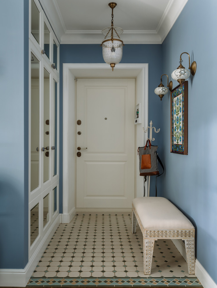 На фото: прихожая в стиле неоклассика (современная классика) с одностворчатой входной дверью, белой входной дверью и разноцветным полом
