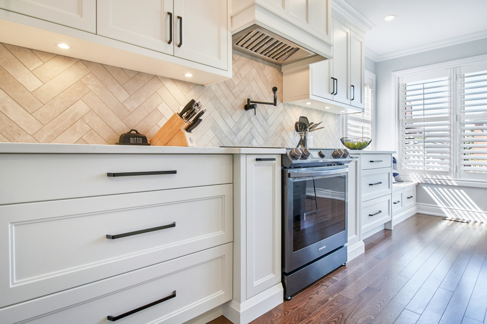 Transitional kitchen photo in Toronto