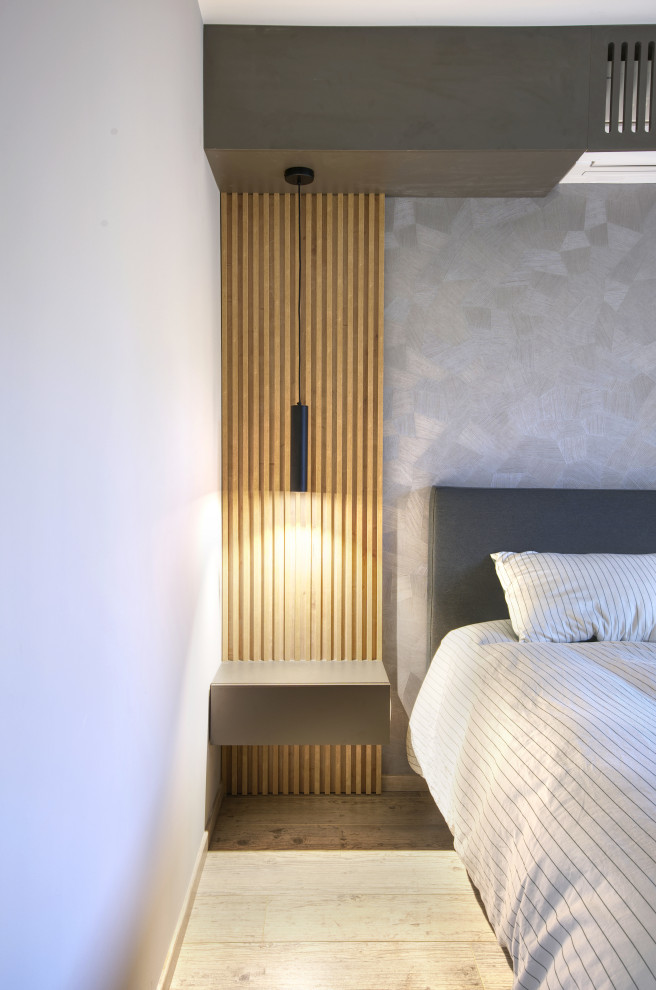 Источник вдохновения для домашнего уюта: большая хозяйская спальня в современном стиле с серыми стенами и полом из ламината