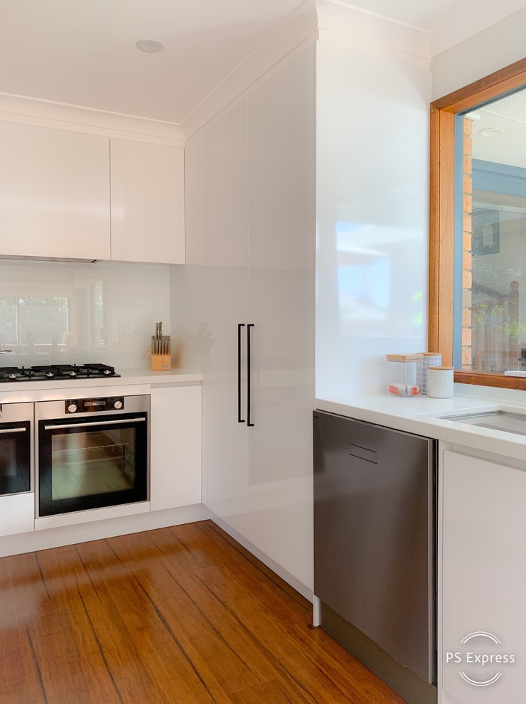This is an example of a contemporary kitchen in Melbourne.