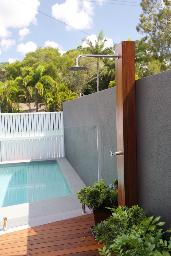 Small modern backyard deck in Sunshine Coast with an outdoor shower.