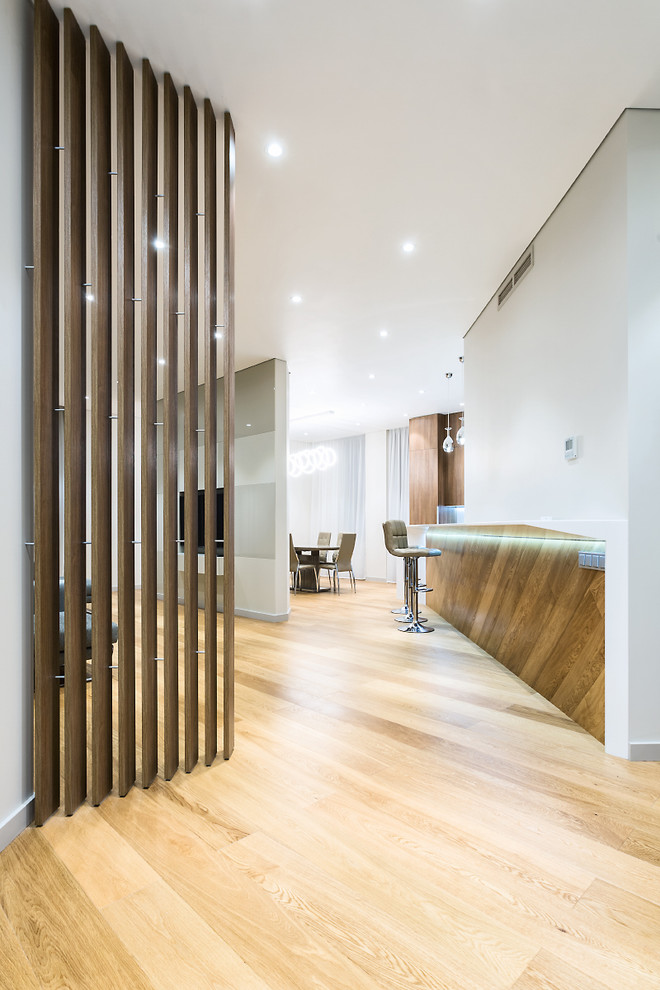 Просторная квартира с 2 спальнями в серых тонах.