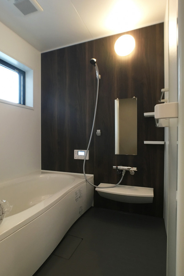 Photo of an industrial master bathroom in Kyoto with brown tile and brown walls.