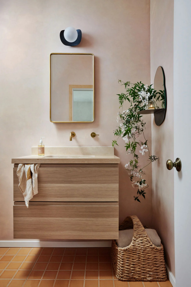 Diseño de cuarto de baño principal y a medida moderno de tamaño medio con ducha esquinera, baldosas y/o azulejos multicolor, baldosas y/o azulejos de cerámica, paredes beige y suelo de baldosas de cerámica
