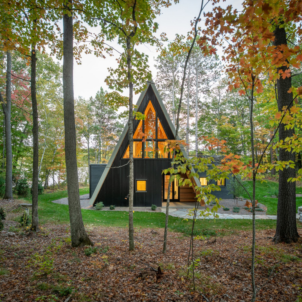 Источник вдохновения для домашнего уюта: маленький, черный мини дом в стиле модернизм с комбинированной облицовкой, двускатной крышей, металлической крышей и серой крышей для на участке и в саду