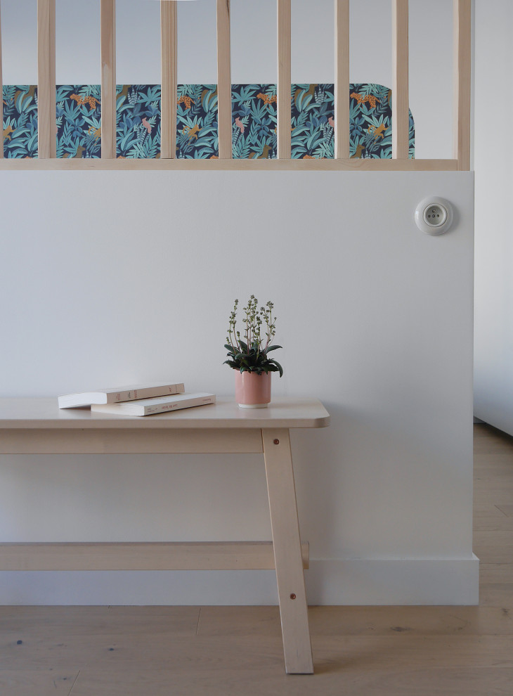 Réalisation d'une grande chambre parentale minimaliste avec un mur blanc, parquet clair, un sol beige et du papier peint.