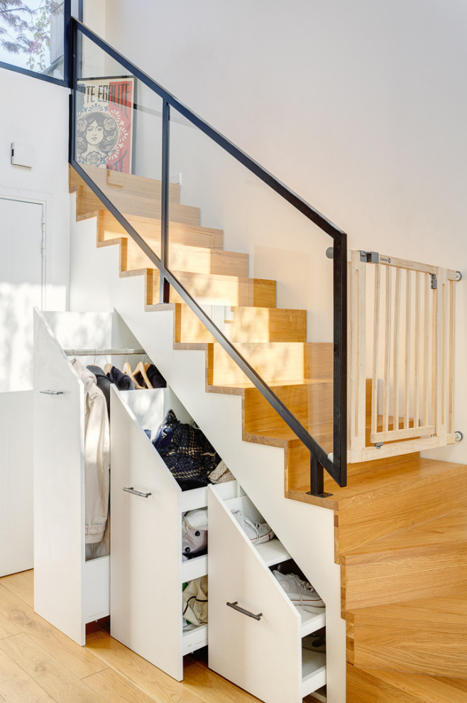 Пример оригинального дизайна: маленькая прямая деревянная лестница в современном стиле с деревянными ступенями и кладовкой или шкафом под ней для на участке и в саду
