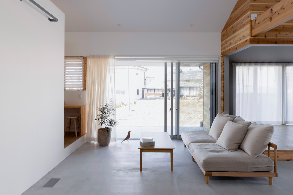 Идея дизайна: открытая гостиная комната среднего размера в скандинавском стиле с с книжными шкафами и полками, белыми стенами, бетонным полом, серым полом, сводчатым потолком и обоями на стенах без камина, телевизора