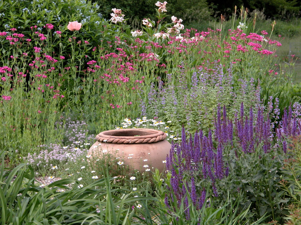 Inspiration for a mid-sized traditional backyard full sun garden for spring in Boston with gravel.