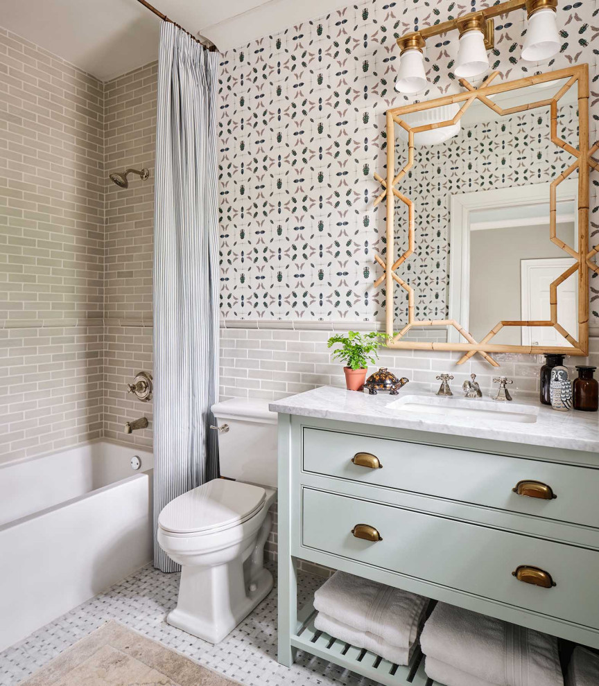 Imagen de cuarto de baño infantil clásico con puertas de armario verdes, encimera de mármol y papel pintado