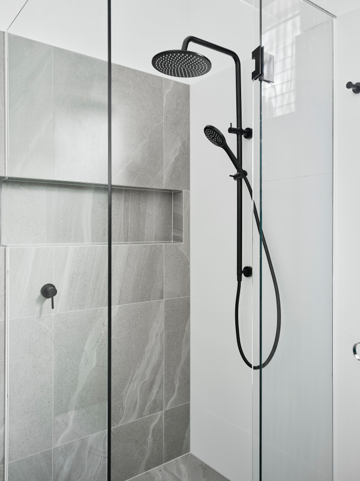 Photo of a contemporary bathroom in Melbourne.