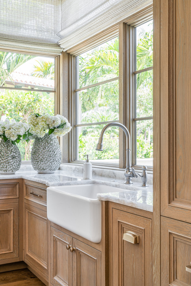 Kitchen - transitional kitchen idea in Miami