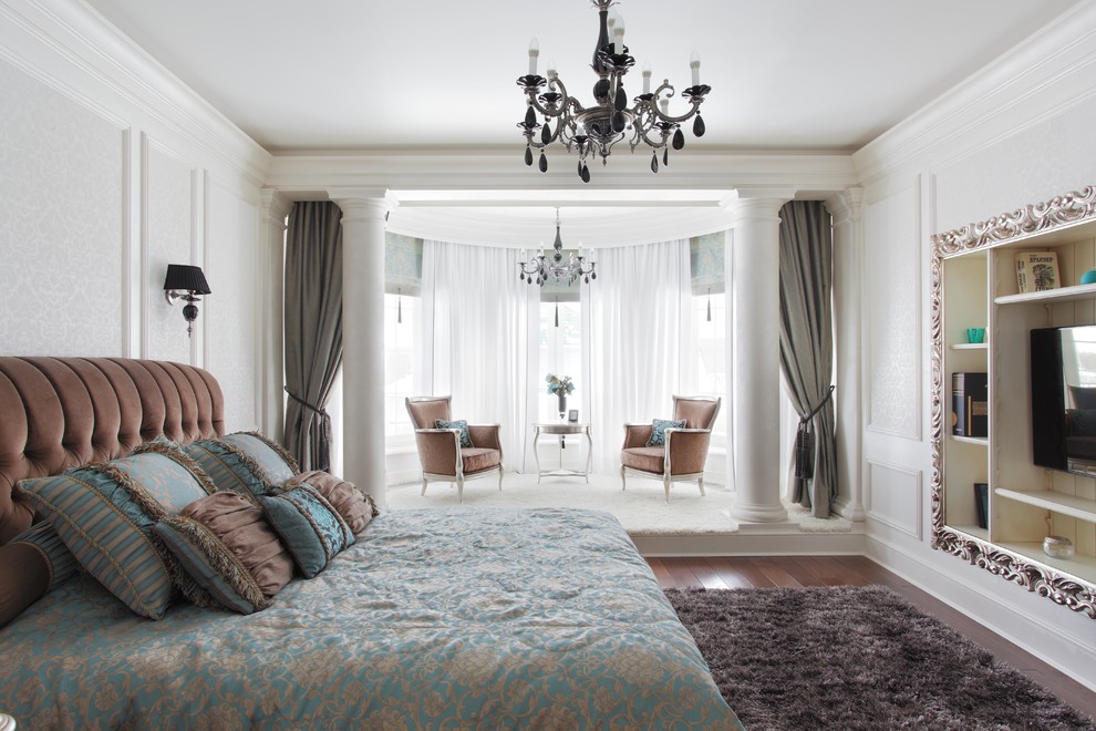 На фото: хозяйская спальня в стиле неоклассика (современная классика) с белыми стенами и темным паркетным полом с