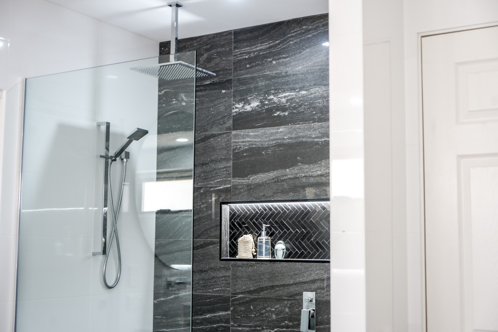 Photo of a contemporary bathroom in Gold Coast - Tweed.