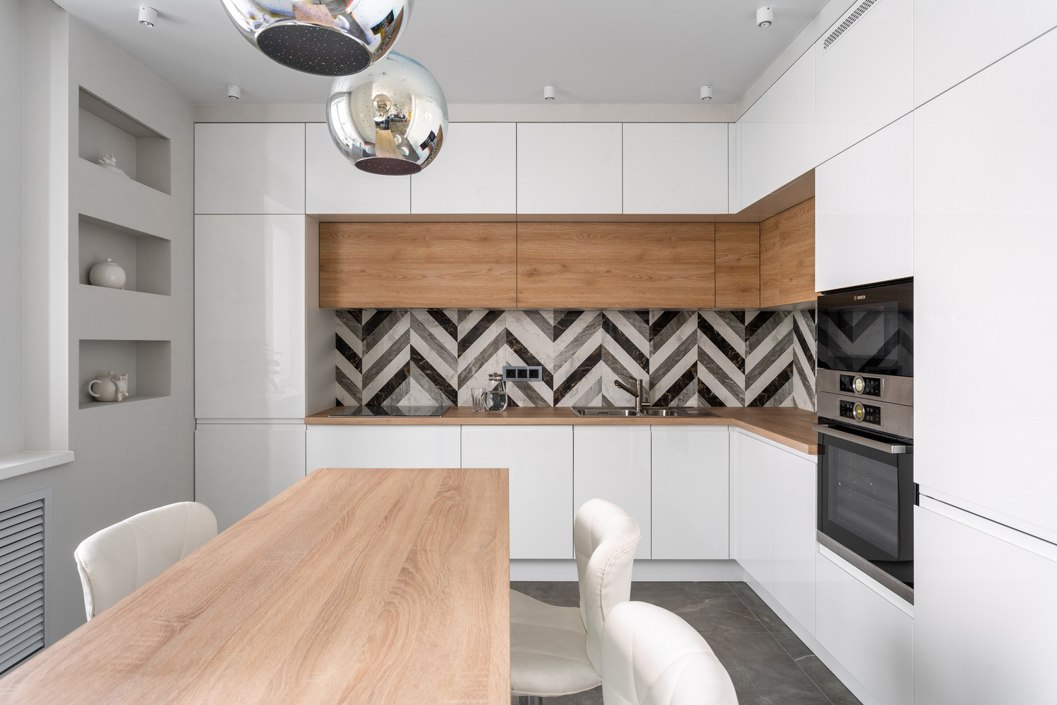 Классическая белая кухня с акцентным фартуком