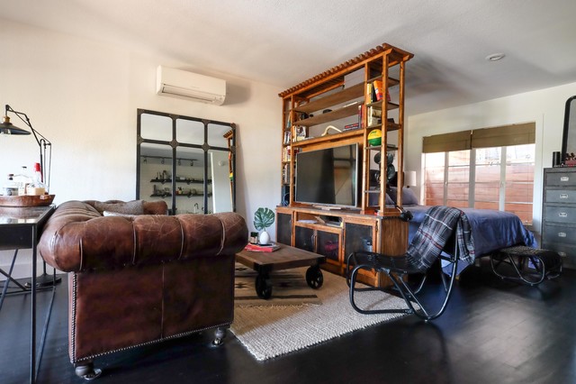 Remotely Designed Austin Studio industriell-vardagsrum