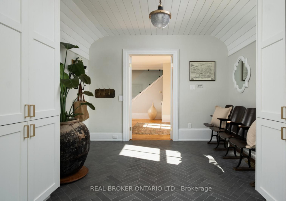 Elegant entryway photo in Toronto
