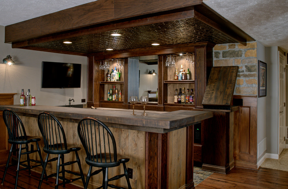 Photo of a country home bar in Columbus.