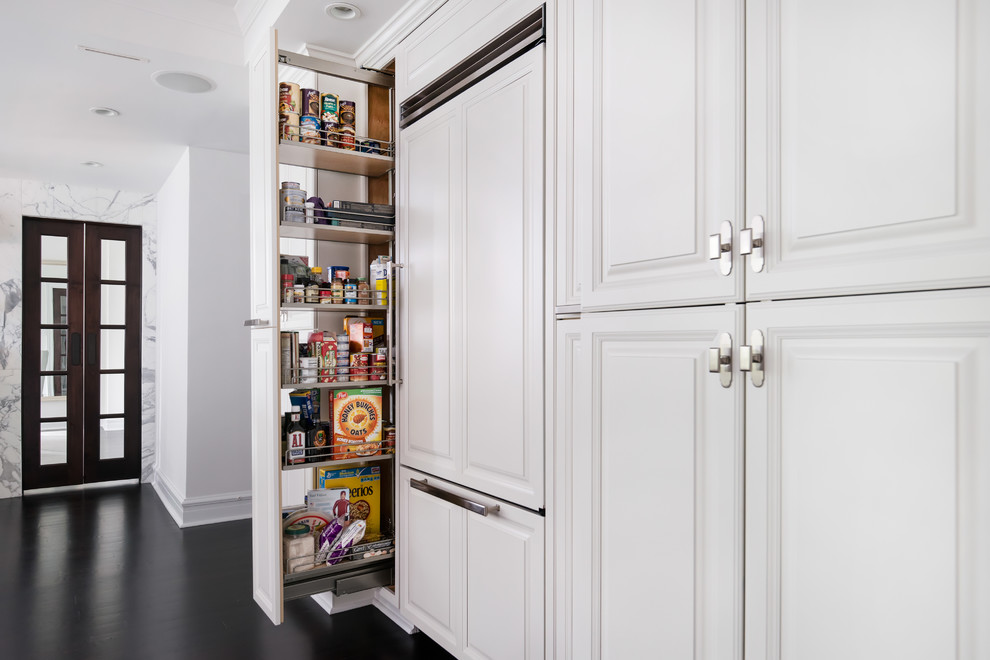 Transitional kitchen photo in Chicago