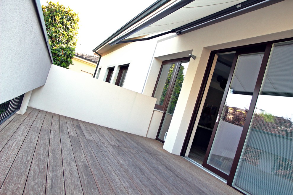 Immagine di una grande terrazza contemporanea dietro casa