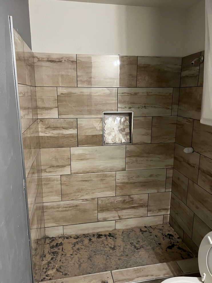 Ispirazione per una piccola stanza da bagno moderna con ante di vetro, piastrelle marroni e piastrelle in ceramica