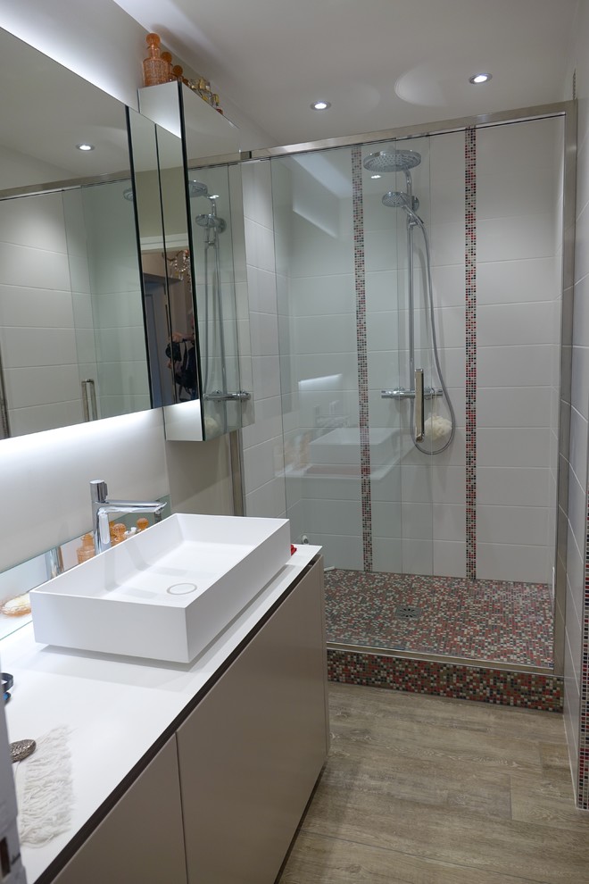 Contemporary bathroom in Angers.