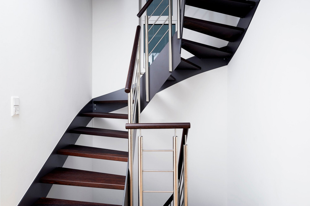 Консольная лестница в темных тонах