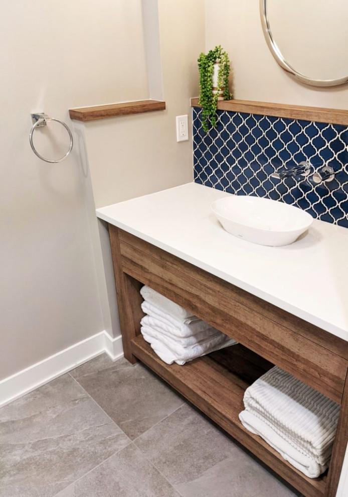 Bild på ett mellanstort funkis vit vitt badrum med dusch, med skåp i mellenmörkt trä, en dusch i en alkov, grå kakel, keramikplattor, grå väggar, klinkergolv i keramik, ett fristående handfat, bänkskiva i kvarts, grått golv, dusch med skjutdörr, möbel-liknande och en toalettstol med hel cisternkåpa