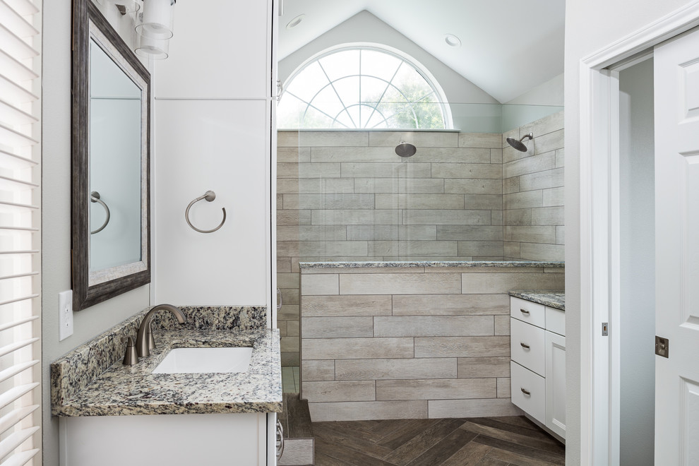 Mid-sized modern master bathroom in Dallas with shaker cabinets, white cabinets, an open shower, white walls, porcelain floors, an undermount sink, quartzite benchtops, grey floor and an open shower.