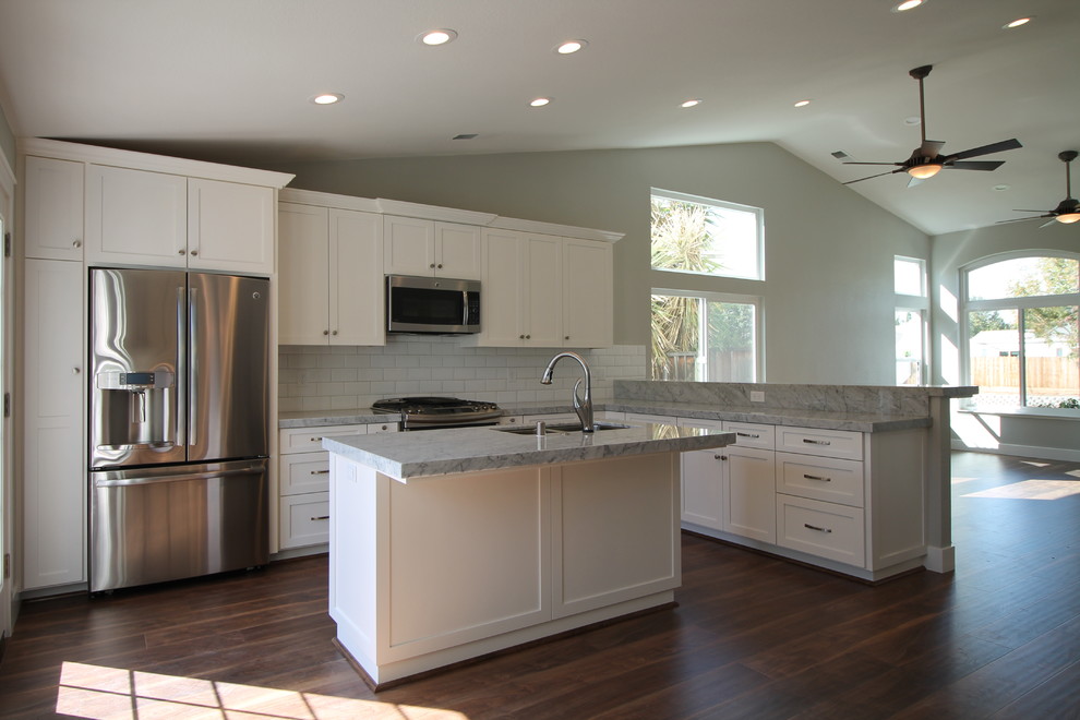 Kitchen - transitional kitchen idea in Sacramento