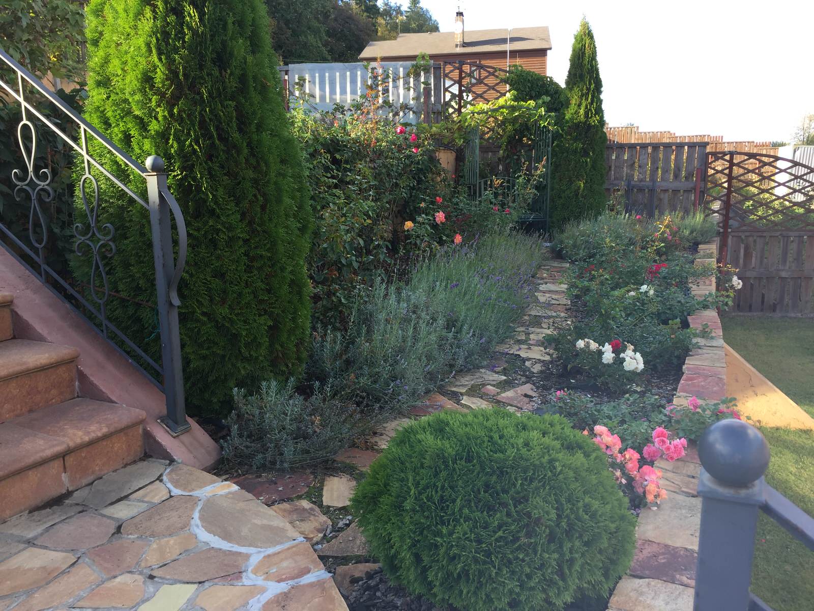 Ландшафтный дизайн участка на склоне