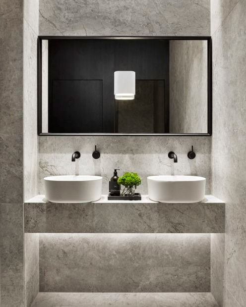 Esempio di una stanza da bagno padronale moderna con doccia aperta, piastrelle marroni, piastrelle in pietra, pareti beige, pavimento in marmo, top in marmo e top nero