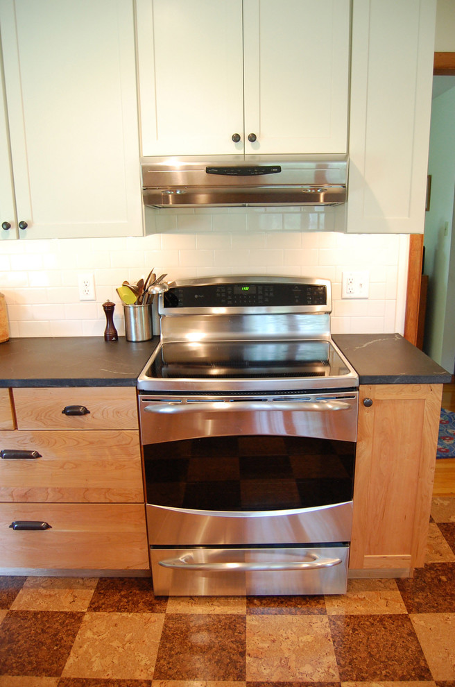 Inspiration for a contemporary kitchen remodel in Wilmington